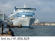Морской круизный паром "Silja Symphony" в порту Хельсинки мартовским днем. Финляндия (2019 год). Редакционное фото, фотограф Виктор Карасев / Фотобанк Лори