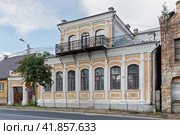 Старица, Тверская область, Россия. Старинное двухэтажное отреставрированное здание на центральной улице города. В нем теперь расположен отдел культуры города Старица. (2021 год). Редакционное фото, фотограф Сергей Никифоров-Гордеев / Фотобанк Лори