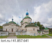 Старица, Тверская область, Россия, лето 2021 года. Вид с дороги на старинную действующую Пятницкую церквь. Редакционное фото, фотограф Сергей Никифоров-Гордеев / Фотобанк Лори