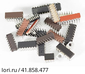 Цифровые интегральные микросхемы разного типа на белом фоне. Digital electronic components, integrated circuits isolated on w. Стоковое фото, фотограф Татьяна Д / Фотобанк Лори