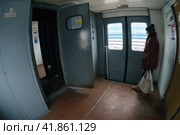 Тамбур электропоезда (2020 год). Редакционное фото, фотограф YuryKara / Фотобанк Лори