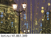 Moscow cityscape in winter sunset during coronavirus pandemic. Famous Nikolskaya Street. Festive mood. Lifestyle concept. 2019. Редакционное фото, фотограф YuryKara / Фотобанк Лори