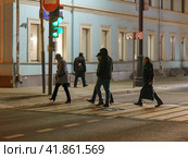 Москвичи переходят улицу по пешеходному переходу вечером. 2019 год. Редакционное фото, фотограф YuryKara / Фотобанк Лори