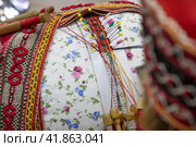 Крупным планом мастерица ткет михайловское кружево в городе Москве, Россия (2023 год). Редакционное фото, фотограф Николай Винокуров / Фотобанк Лори