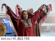 Артисты в традиционных национальных костюмах выступают на сцене во время свадебной церемонии по традициям Ханты-Мансийского автономного округа - Югры на выставке-форуме Россия в городе Москве (2023 год). Редакционное фото, фотограф Николай Винокуров / Фотобанк Лори