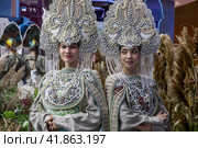 Девушки в кокошниках представляют Самарскую область во время выставки-форума "Россия" на ВДНХ в городе Москве, Россия (2023 год). Редакционное фото, фотограф Николай Винокуров / Фотобанк Лори