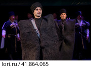 Артисты выполняют народный танец во время концерта Государственного заслуженного ансамбля песни и танца Республики Абхазии на сцене Международного дома музыки в городе Москве, Россия (2018 год). Редакционное фото, фотограф Николай Винокуров / Фотобанк Лори