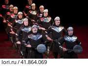 Артисты исполняют народный танец во время концерта Государственного заслуженного ансамбля песни и танца Республики Абхазии на сцене Международного дома музыки в городе Москве, Россия (2018 год). Редакционное фото, фотограф Николай Винокуров / Фотобанк Лори