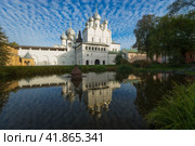 Ростовский кремль Россия Ростов Великий. Отражение в пруде. Белые облака на небе. Лето. Стоковое фото, фотограф Оксана Владимировна Грачева / Фотобанк Лори