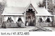 Группа членов яхт-клуба на веранде. Яхт-клуб был открыт в 1879 году. Располагался он по адресу Старо-Орловская улица, дома 9 и 10, недалеко от железнодорожной станции Шувалово. Фотография, 1894 год. Редакционное фото, фотограф Сергей Елизарьев / Фотобанк Лори