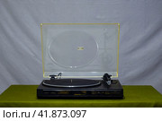 Sanyo turntable, vinyl player. Vintage analog player. (2020 год). Редакционное фото, фотограф Леонид Еремейчук / Фотобанк Лори