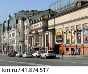Владивосток, кинотеатр "Уссури" на Светланской улице в ясную погоду осенью. Редакционное фото, фотограф Овчинникова Ирина / Фотобанк Лори