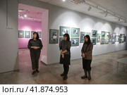 Сотрудники  Всероссийского музея декоративно-прикладного и народного искусства на фотовыставке "История повседневности"  Балашиха 2023. Редакционное фото, фотограф Дмитрий Неумоин / Фотобанк Лори