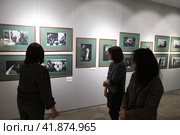 Сотрудники  Всероссийского музея декоративно-прикладного и народного искусства на фотовыставке "История повседневности"  Балашиха 2023. Редакционное фото, фотограф Дмитрий Неумоин / Фотобанк Лори