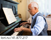 Compositor creating new music with piano at home. Стоковое фото, фотограф Татьяна Яцевич / Фотобанк Лори