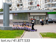 Люди пользуются шеррингом электросамокатов ЮРЕНТ, город Москва (2023 год). Редакционное фото, фотограф Вячеслав Палес / Фотобанк Лори