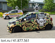 Брендированные автомобили службы доставки ресторана "Чайхона №1", Москва (2023 год). Редакционное фото, фотограф Вячеслав Палес / Фотобанк Лори