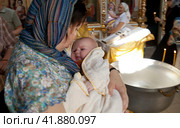 Russia Samara June 25, 2011: Orthodox parishioners came to baptize their babies in the church. Редакционное фото, фотограф Акиньшин Владимир / Фотобанк Лори