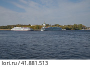 Набережная Афанасия Никитина в Твери, Россия. Причал речного вокзала с круизными теплоходами (2023 год). Редакционное фото, фотограф Елена Коромыслова / Фотобанк Лори