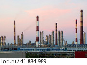 Нефтеперерабатывающий завод. Стоковое фото, фотограф yeti / Фотобанк Лори