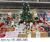 Counter with Christmas items for holiday decorations (2023 год). Редакционное фото, фотограф Irina Opachevsky / Фотобанк Лори