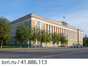 Здание Правительства Новгородской области солнечным июльским днем.  Великий Новгород (2023 год). Стоковое фото, фотограф Виктор Карасев / Фотобанк Лори