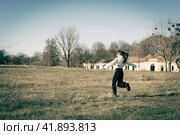 A young girl walks in a city park. Стоковое фото, фотограф Siarhei Starastau / Фотобанк Лори