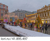 Выставыка дизайнерских новогодних елок на улице Кузнецкий Мост. Москва, Ежегодный городской  фестиваль "Путешествие в Рождество". (2023 год). Редакционное фото, фотограф Сергей Рыбин / Фотобанк Лори