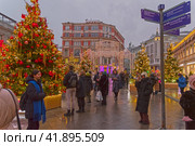 Выставыка дизайнерских новогодних елок на улице Кузнецкий Мост. Москва, Ежегодный городской  фестиваль "Путешествие в Рождество". (2023 год). Редакционное фото, фотограф Сергей Рыбин / Фотобанк Лори