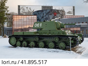 Тяжелый советский танк КВ-1 на фоне здания музея-панорамы "Прорыв" декабрьским утром. Кировск, Ленинградская область (2023 год). Редакционное фото, фотограф Виктор Карасев / Фотобанк Лори