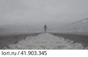 Indian Girl's Walk Along the Railway Track. Стоковое видео, видеограф Devendra Rawat / Фотобанк Лори