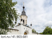 Старица, Тверская область, Россия, август 2021 года. Колокольня и кресты над южными воротами старицкого Свято-Успенского мужского монастыря на фоне неба с облаками. Редакционное фото, фотограф Сергей Никифоров-Гордеев / Фотобанк Лори