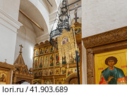 Старица, Тверская область, Россия, август 2021 года. Фрагмент стены иконостаса в одном из Храмов в Старицком Свято-Успенском мужском монастыре. Редакционное фото, фотограф Сергей Никифоров-Гордеев / Фотобанк Лори