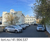 Автомобили припаркованы во дворе дома 45 по улице Посьетская во Владивостоке. Редакционное фото, фотограф Овчинникова Ирина / Фотобанк Лори