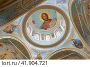 Старица, Тверская область, Россия, август 2021 года.  Лик Иисуса Христа под круглым куполом Троицкого Храма в Старицком Свято-Успенском монастыре.. Редакционное фото, фотограф Сергей Никифоров-Гордеев / Фотобанк Лори