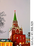 Троицкая башня Московского Кремля ночью. Город Москва (2023 год). Редакционное фото, фотограф Александр Тараканов / Фотобанк Лори