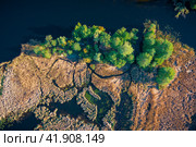 Вид сверху на берег реки Мухавец в городе Брест, Беларусь. Стоковое фото, фотограф Александр Салук / Фотобанк Лори