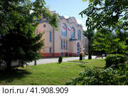 Школа № 2 им. Короленко В.Г в центре города Ногинска, Московская область. Building and park of Korolenko school in Sovetskaya street of Noginsk. Sunny summer view. (2020 год). Стоковое фото, фотограф Александр Кузнецов / Фотобанк Лори