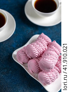 Strawberry marshmallows or marshmallows with a cup of tea. Natural Dietary Marshmallows. Стоковое фото, фотограф Ирина Ручушкина / Фотобанк Лори
