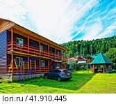 Усадьба "Селена" в селе Артыбаш. Горный Алтай (2023 год). Редакционное фото, фотограф Макаров Алексей / Фотобанк Лори