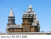 Ансамбль Кижского погоста (на переднем плане Покровская церковь), остров Кижи, республика Карелия, Россия (2021 год). Редакционное фото, фотограф Алексей Иванов / Фотобанк Лори