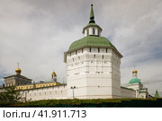 Пятницкая башня Троице-Сергиева монастыря в Сергиевом Посаде, Московская область. Pyatnitskaya Tower of Trinity Monastery of St. Sergius in Sergiyev Posad. Cloudy summer view. (2021 год). Стоковое фото, фотограф Александр Кузнецов / Фотобанк Лори