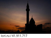 Мемориальная мечеть на Поклонной горе, улица Минская, Москва. Outline of Shahada memorial mosque in Poklonnaya hill with bright sunset sky on background. (2021 год). Стоковое фото, фотограф Александр Кузнецов / Фотобанк Лори