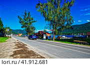 Сельская улица. Село Артыбаш. Горный Алтай (2023 год). Редакционное фото, фотограф Макаров Алексей / Фотобанк Лори