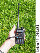 Baofeng UV-5R amateur portable radio transceiver in hand (2023 год). Редакционное фото, фотограф FotograFF / Фотобанк Лори