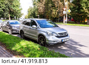 Honda CR-V, popular jeep car parked outdoors on a warm summer day (2023 год). Редакционное фото, фотограф FotograFF / Фотобанк Лори