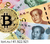 Bitcoin cryptocurrency and banknotes of Chinese money with portrait of Mao Zedong. Стоковое фото, фотограф FotograFF / Фотобанк Лори