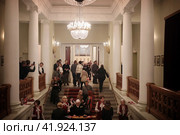 Люди на главной лесенке Ленинградской филармонии имени Дмитрия Дмитриевича Шостаковича, Санкт-Петербург (2023 год). Редакционное фото, фотограф Дмитрий Неумоин / Фотобанк Лори