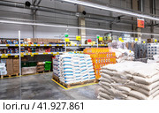 Interior of the Nakhodka grocery store. Nakhodka is a Russian retail discounter with low prices (2023 год). Редакционное фото, фотограф FotograFF / Фотобанк Лори