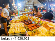 Таиланд. Као-Лак. Торговля уличной едой на рынке. Thailand. Kao-Lak. Selling street food at the market. (2023 год). Редакционное фото, фотограф Алексей Смышляев / Фотобанк Лори